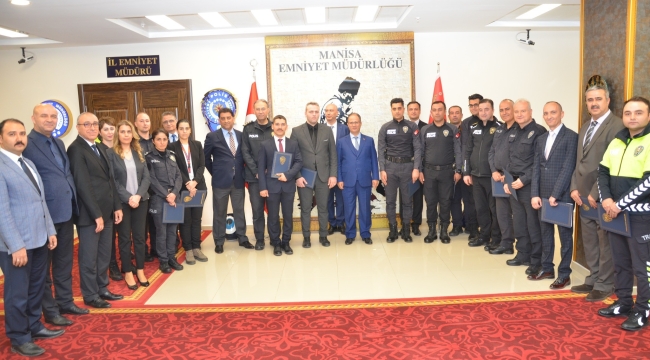 Başarılı personel belgelerini aldı