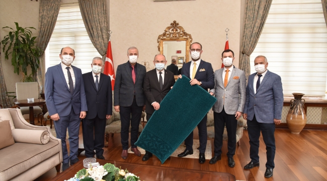 Demirci sanayi odası ve Kızılay yöneticileri vali Karadeniz'i ziyaret etti