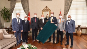 Demirci sanayi odası ve Kızılay yöneticileri vali Karadeniz'i ziyaret etti