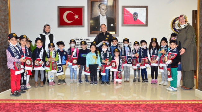 Emniyet müdürü Uslusoy'un minik ziyaretçileri
