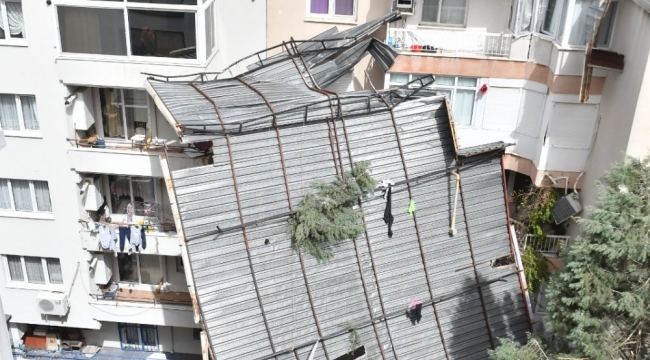 Fırtına Manisa'da yaşamı felç etti.