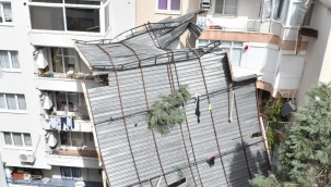 Fırtına Manisa'da yaşamı felç etti.