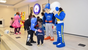 Kadın konukevinde hacıvat-karagöz gösterisi