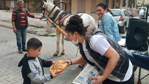 Kadın muhtardan vatandaşa ramazan pidesi