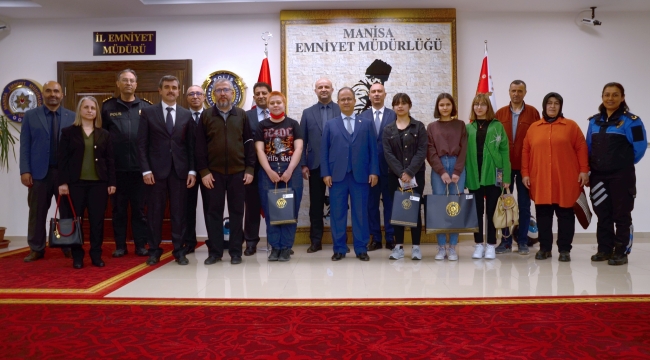 "Kahraman polisim' resim yarışmasını kazananlar ödüllerini aldı