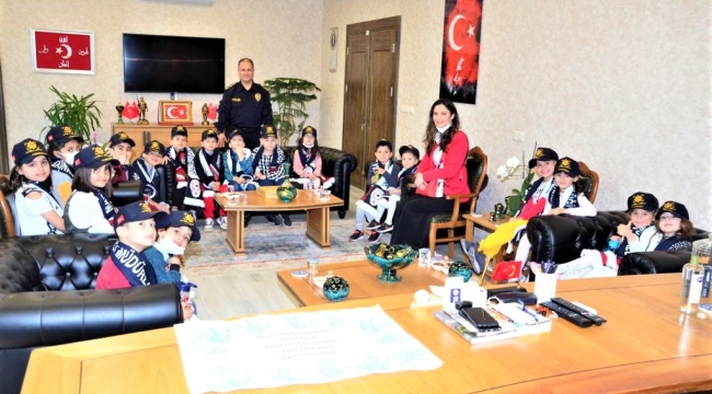 Müdür Uslusoy'u ziyaret eden öğrenciler birimleri gezdi