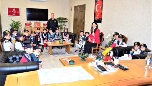 Müdür Uslusoy'u ziyaret eden öğrenciler birimleri gezdi