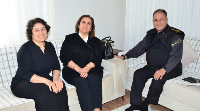 Müdür ve eşinden şehit ailelerine ziyaret