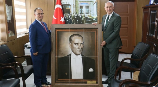 Müdürden müdüre Atatürk portresi hediyesi