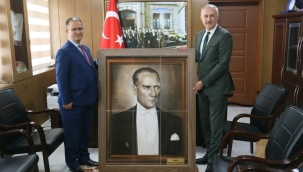 Müdürden müdüre Atatürk portresi hediyesi