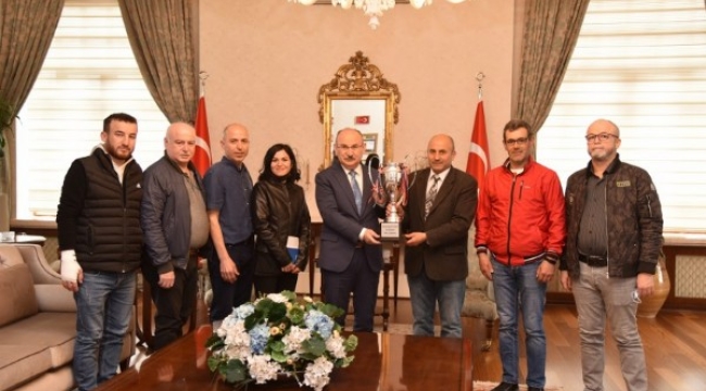 Şampiyon sağır spor derneği sporcuları valiyi ziyaret etti