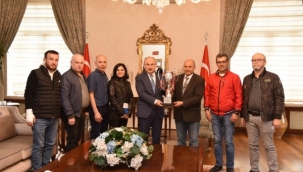 Şampiyon sağır spor derneği sporcuları valiyi ziyaret etti