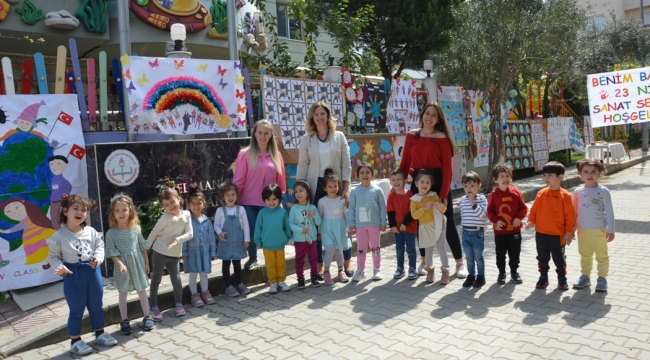 Sokakta minik öğrencilerin resimleri sergilendi
