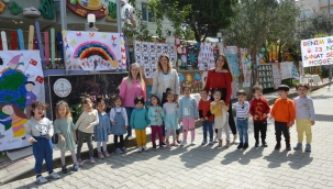 Sokakta minik öğrencilerin resimleri sergilendi