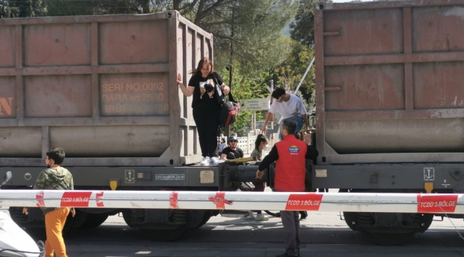Tren arzalandı,hemzemin geçit kapandı, trafik durdu
