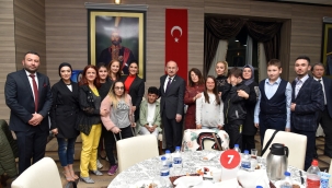 Vali Karadeniz ve eşi engelliler iftarına katıldı