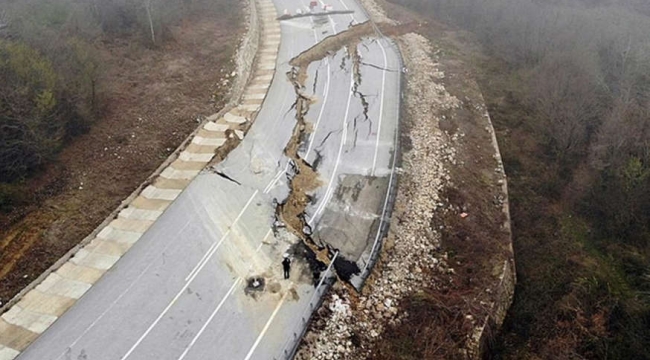 Yol çöktu 3 şehirle bağlantı koptu,uzun araç kuyruğu oluştu