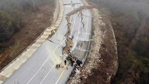 Yol çöktu 3 şehirle bağlantı koptu,uzun araç kuyruğu oluştu