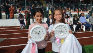 AKP'li başkanı yarışmacılara Arapça rakamlı saat dağıttı