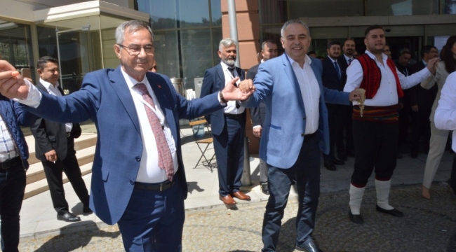 Başkanlığını halay çekerek kutladı