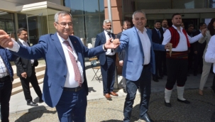 Başkanlığını halay çekerek kutladı