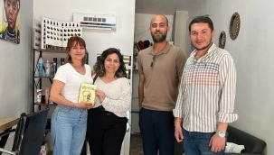 CHP'li gençler esnafa nutuk kitabı dağıttı