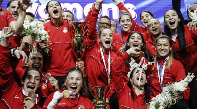 Kadın boksörlerimiz madalyaları topladı