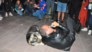 Levent köpeğe sarılıp şarkı söyledi
