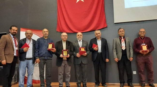 Mesleğe yıllarını adamış doktorlara ödüllendirildi