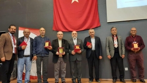 Mesleğe yıllarını adamış doktorlara ödüllendirildi