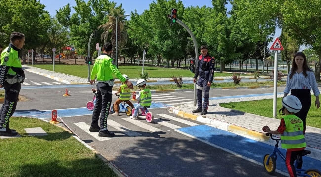 Minik öğrencilere trafik kuralları eğitimi