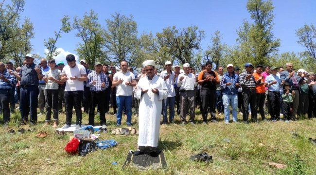Sarıgöl'de bin kişi yağmur duasına çıktı