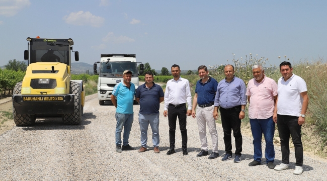 Saruhanlı 'da arazi yollarında asfalt çalışması