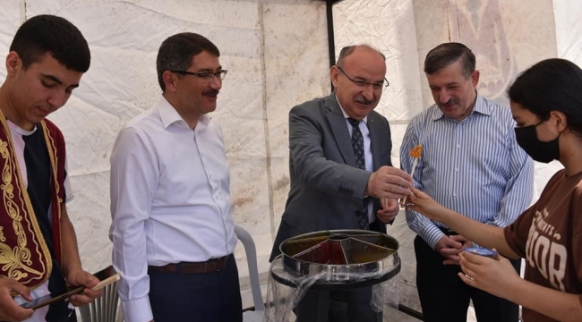 Vali Karadeniz çocuklara macun ikram etti