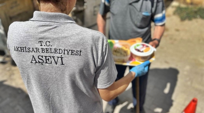 Akhisar aşevinde yoksullar için kazanlar kaynıyor