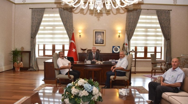 Akhisarlı muhtarlardan vali Karadeniz'e ziyaret