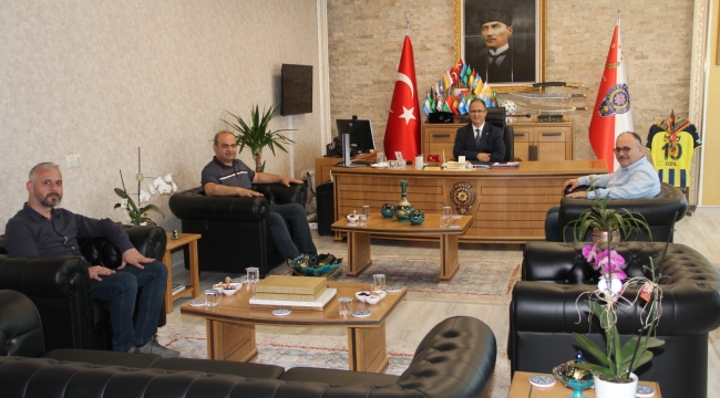 AKP'li yöneticiler müdür Uslusoy'u ziyaret etti