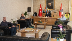 AKP'li yöneticiler müdür Uslusoy'u ziyaret etti