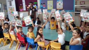 Alaşehir'de öğrencilere gıda kahramanları iş başında kitabı dağıtıldı 