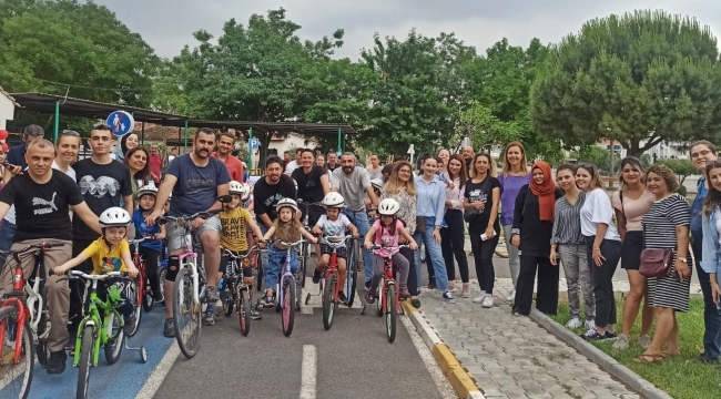 Annelerde katıldı