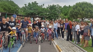 Annelerde katıldı