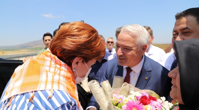 Başkan Bilgin Akşener'i çiçekle karşıladı