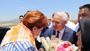 Başkan Bilgin Akşener'i çiçekle karşıladı