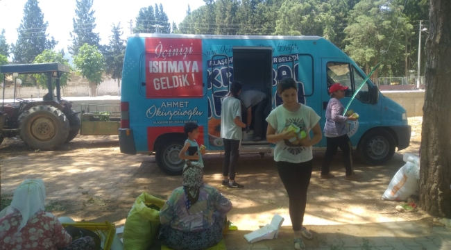 Belediyenin işçileri serinleten ikramı