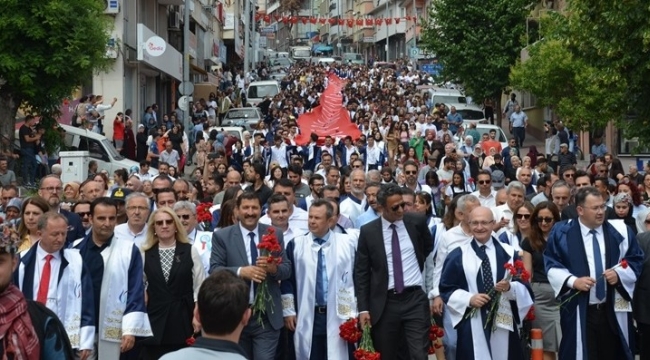 Demirci'de mezuniyet coşkusu yaşandı