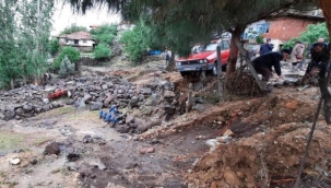 Demirci'yi yağmur ve dolu vurdu