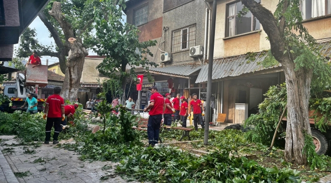 Dolu ve fırtına Akhisar'da yaşamı felç etti.