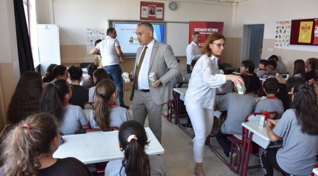 Dünya süt gününde müdür Öztürk, çocukları süt içmeye çağırdı