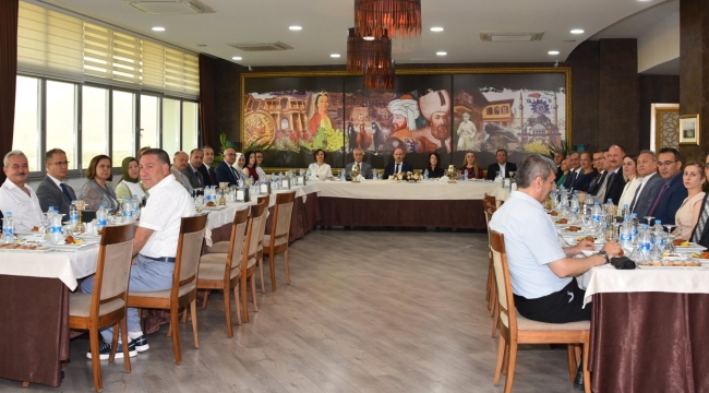 Emekli olan Köksal'a veda yemeği