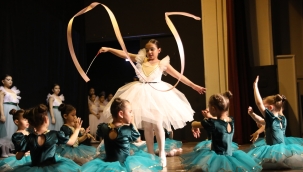 Genç balerinler izleyenleri büyüledi